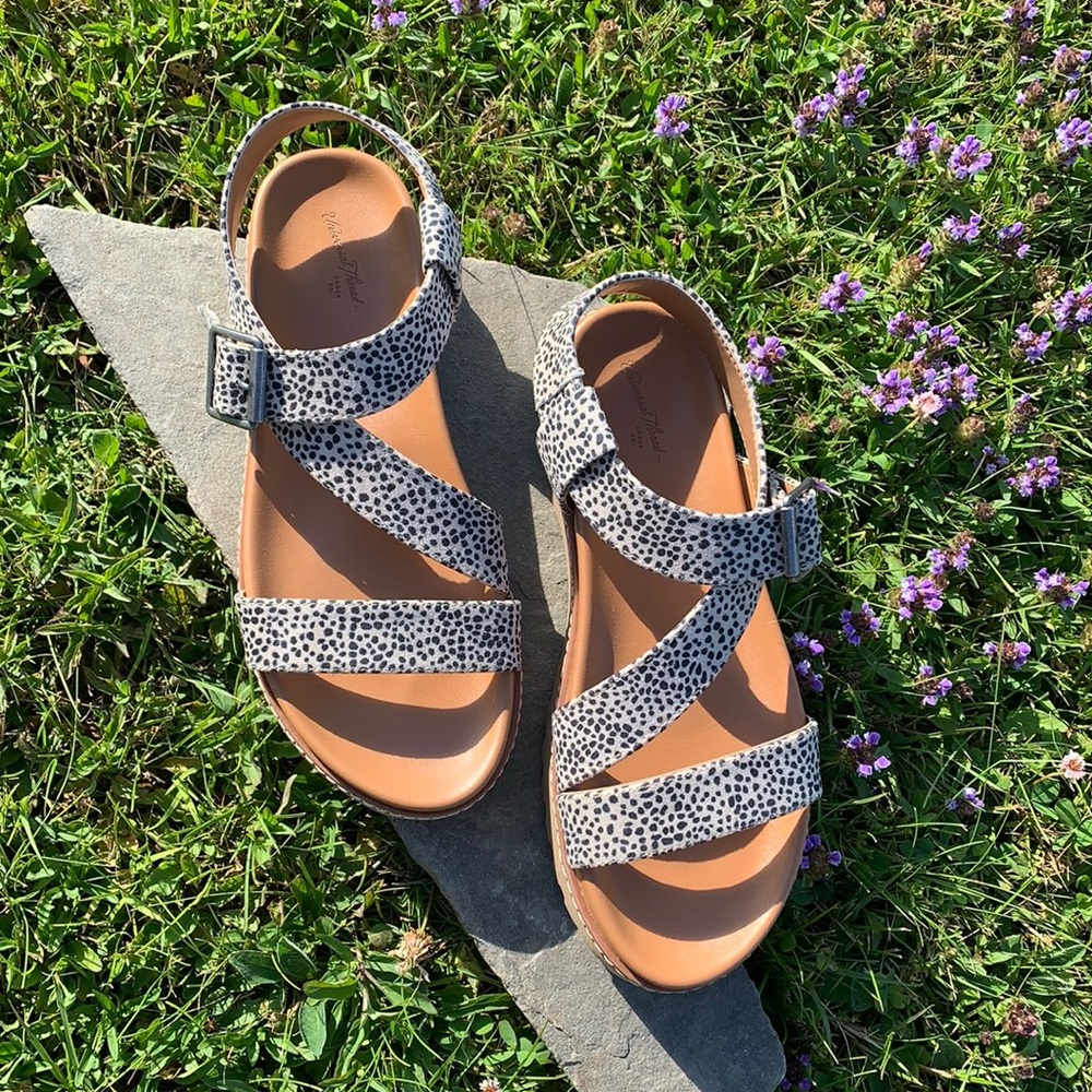 Woman’s Sandals Size 6.5 Leopard Print Strappy flip-flops Fun Lightweight